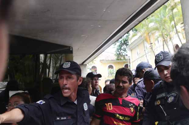 Um homem foi detido e levado para a Delegacia de Santo Amaro. Ele foi flagrado vendendo fichas no valor de R$70. Foto: Alcione Ferreira/DP/D.A Press