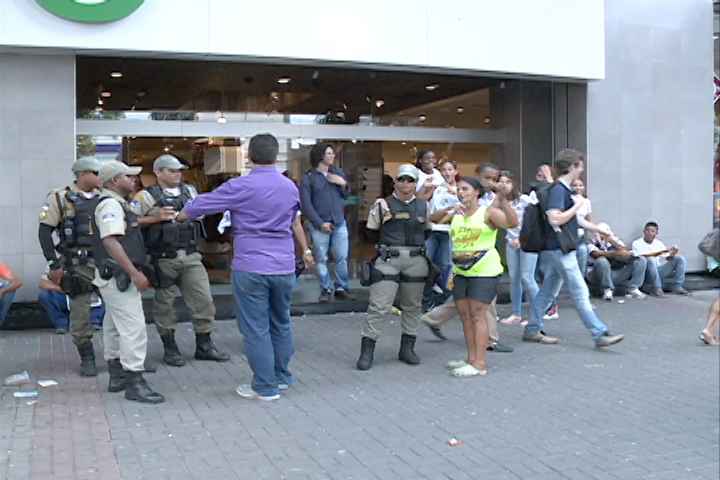 Polícia foi à loja para tentar restaurar o ordem. Foto: TV Clube/Reprodução