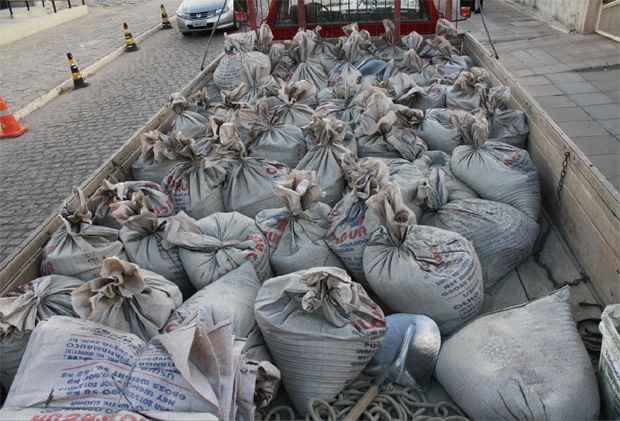 Empresário preso disse que comprava cada saco de cimento pesando 50Kg por R$ 12 e o revendia por R$ 20. Foto: PF/ Divulgação 