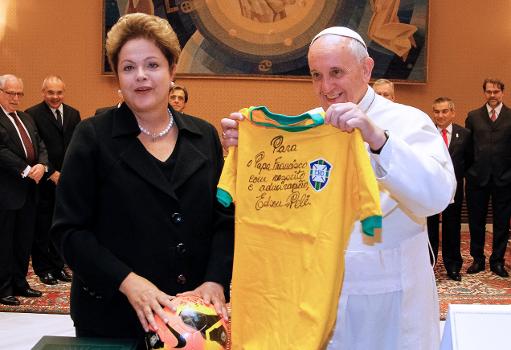 A presidente Dilma Rousseff entrega uma camisa da seleção brasileira ao papa Francisco
Foto: ROBERTO STUCKERT FILHO 
