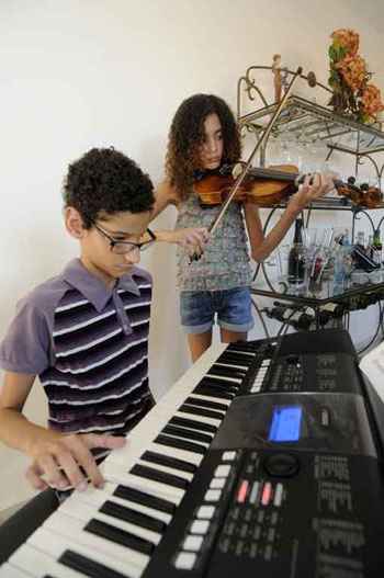 Os gêmeos e aspirantes a músicos João e Ana Vitória: batalha começou depois que instituição em que estudavam encerrou as atividades foto: Beto Magalhães/EM/D.A Press (Beto Magalhães/EM/D.A Press)