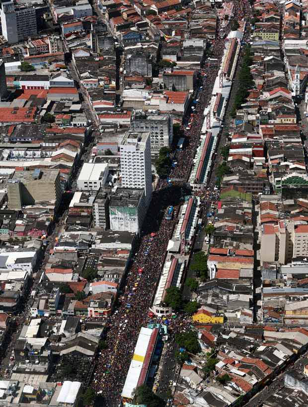 Vista aérea do desfile do Galo da Madrugada. Foto: Bernardo Dantas/DP/D.A Press