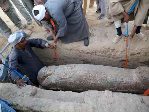Múmia é retirada de um sarcófago na cidade de Luxor
© SCA/AFP -