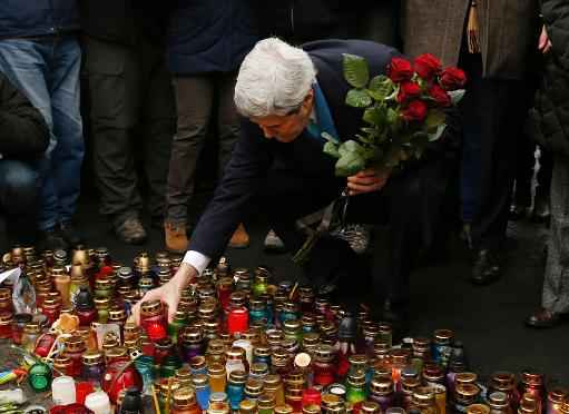 O secretário americano de Estado, John Kerry, coloca velas e flores em memorial em homenagem às vítimas do confronto entre policiais e manifestantes no centro de Kiev, em 4 de fevereiro de 2014. Foto: KEVIN LAMARQUE/Arquivo/AFP Photo