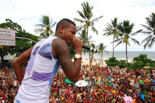 MC Sheldon canta durante o desfile do bloco em 2013. Foto: Blenda Souto Maior/DP/D.A Press  