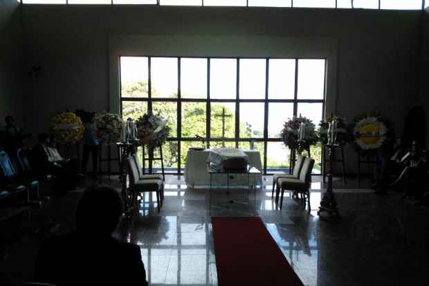 Após velório na Assembleia, corpo de Sérgio Guerra foi levado para o Cemitério Morada da Paz, onde será cremado. Foto: Paulo Paiva/DP/D. A Press (Paulo Paiva/DP/D. A Press)