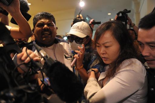 Parentes de passageiros chineses do avião desaparecido são retirados do hotel de Kuala Lumpur antes de uma entrevista coletiva sobre as buscas. Foto: Mohd Rasfan/AFP Photo