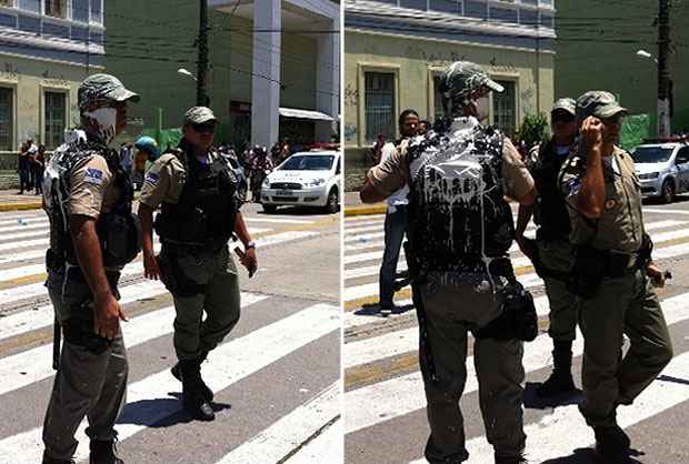 Rosto e roupa do policial militar ficaram manchados pela tinta jogada pelos manifestantes. Foto: Rosália Vasconcelos/DP/D.A Press