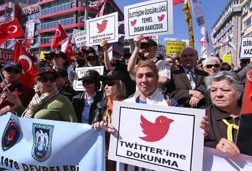 Manifestação em Ancara contra o bloqueio do Twitter. Foto: Adem Altan/AFP Photo
