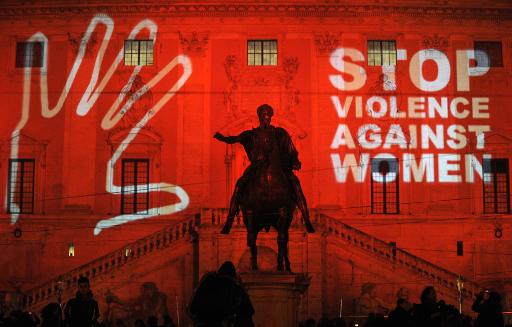 Uma projeção em defesa das mulheres ilumina o Capitólio de Roma (AFP Tiziana Fabi )