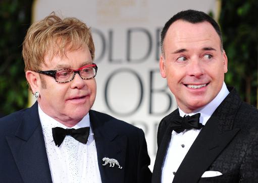 Elton John (e) e David Furnish. Foto: Frederic J. Brown/AFP  