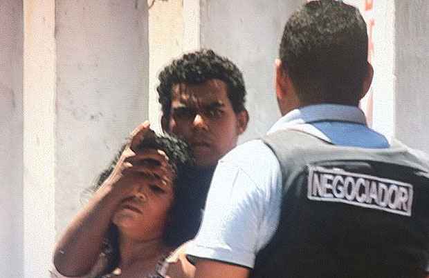 Descontrolado, paciente rendeu mulher, mas foi contido por policiais e preso em seguida. Foto: Ciro Guimarães/TV Clube/D.A Press