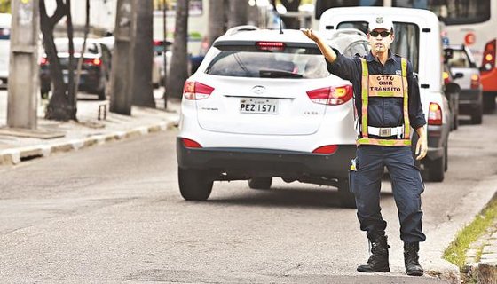 Agente de trânsito nas ruas do Recife. A cidade teve o trânsito municipalizado desde 2003- Foto %u2013 Teresa Maia DP/D.A.Press
