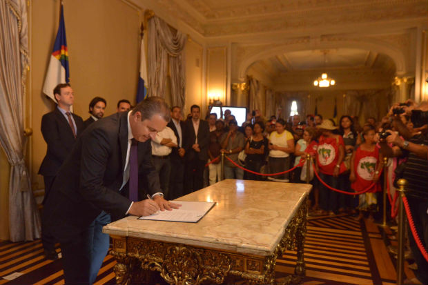 Em cerimônia no Palácio do Governo, Eduardo assinou decreto de desapropriação do Engenho Bonito. Foto: Eduardo Braga/SEI (Eduardo Braga/SEI )