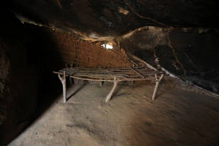 Gruta foi fechada por paredes de taipa que a própria Zabé construiu. Foto: Teresa Maia/DP/D.A Press