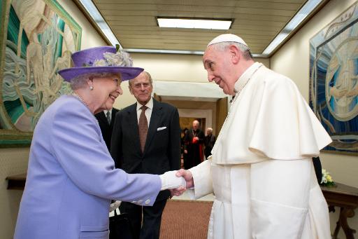 Francisco recebe Elizabeth II no Vaticano. Foto: Osservatore Romano/AFP Photo