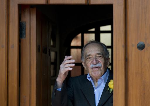 García Marquez acena da porta de casa, no dia de seu aniversário. Foto: AFP/Yuri Cortez