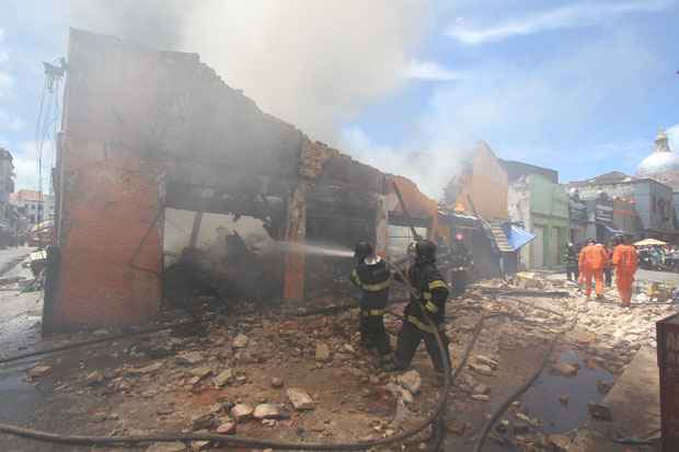 Bombeiros controlam incêndio em casarões da Tobias Barreto. Foto: Júlio Jacobina/DP/D.A Press