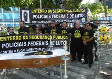 No Recife, os policiais federais vestiram-se de preto e encenaram o velório da instituição, com um coroas de flores, velas e um caixão, que foi queimado. Foto: Polícia Federal