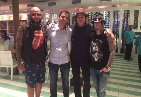 Músicos do Guns N'Roses e o empresário Eduardo Farias (Cortesia/RestauranteEntreAmigos)