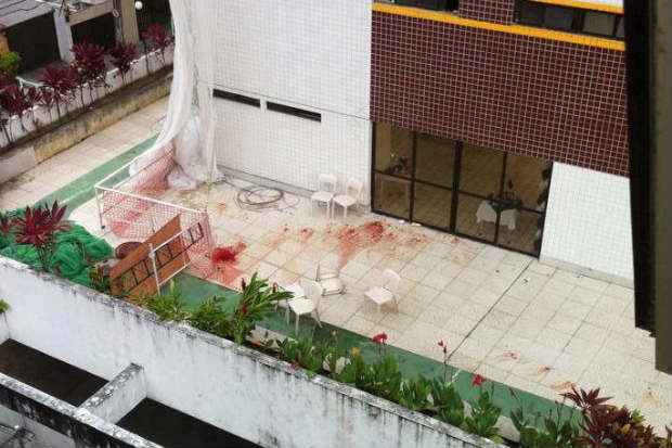 Manchas de sangue no salão de festas do prédio no Parnamirim. Foto: Kleber Mendonça/Facebook