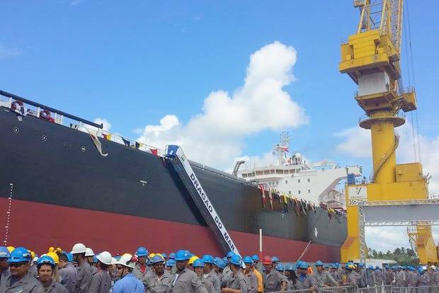 Operários que trabalharam na construção do Dragão do Mar conferiram resultado final do navio (Bruna Siqueira Campos/DP/D.A Press)