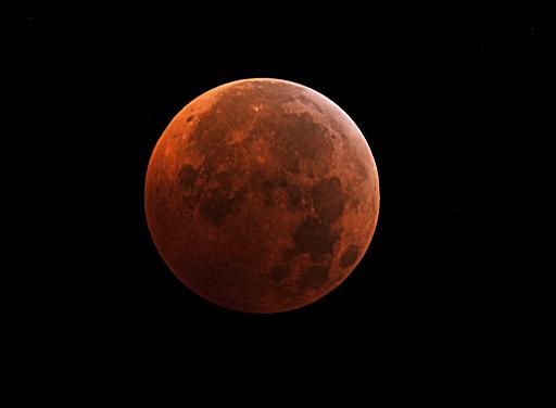 Eclipse total da Lua é observado em 21 de dezembro de 2010, em Manassas, Virginia, Estados Unidos
Foto: AFP/Arquivos KAREN BLEIER


