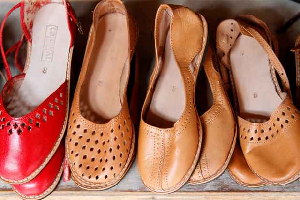 As sandálias de couro de bode são uns dos objetos mais procurados na feira (Blenda Souto Maior/DP/D.A Press)