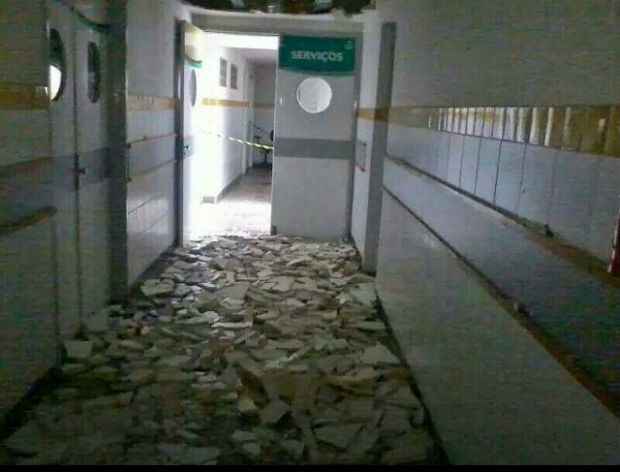 Parte do teto do hospital caiu. 
Foto: Emerson Barros/WhatsApp/Cortesia