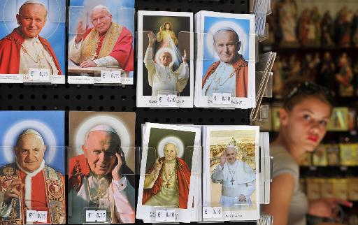 Santinhos de João XXIII e João Paulo II à venda em Roma
Foto: AFP Tiziana Fabi 