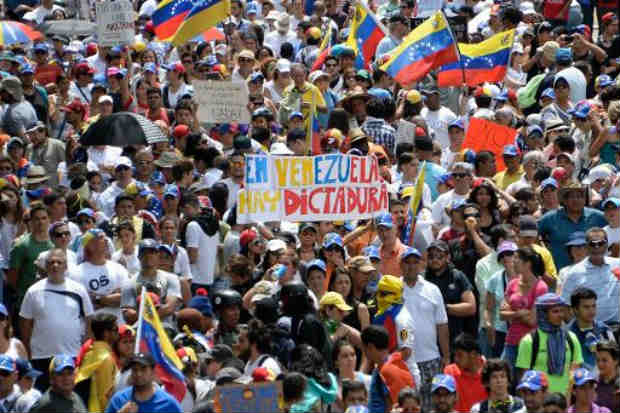 Manifestantes tomam as ruas de Caracas em protesto contra o presidente Nicolás Maduro, em 26 de abril de 2014. Crédito: Juan Barreto/AFP.