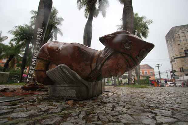 Escultura fica na Praça Visconde de Mauá, na frente da Estação Central de Metrô do Recife. Foto: Paulo Paiva/DP/D.A Press