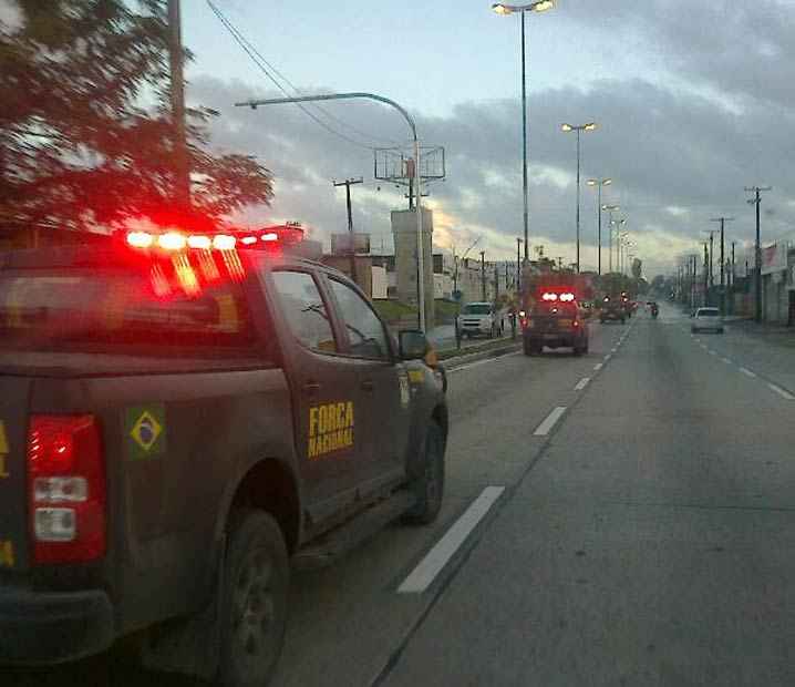 Leitor registrou o momento em que viaturas da Força Nacional passavam pela Avenida Recife. Foto: Reprodução/ WhatsApp
