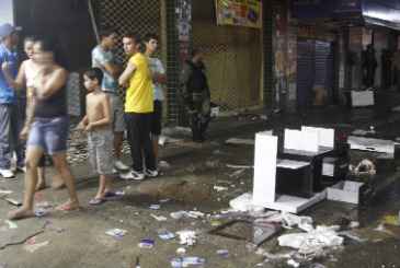 Populacao de Abreu e Lima aproveitou greve da Policia Militar, realizada na quarta-feira (14),  para saquear lojas do comercio da BR 101. Houve confrontos contra as policias civil e Rodoviaria Federal. (Ricardo Fernandes/DP/D.A Press)