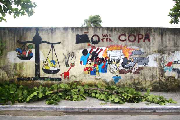 Mensagem de repúdio à Copa doMundo : uma das pinturas feitas pela Brigada Palafita. Foto: Jô Calazans/Esp.DP/D. A. Pess