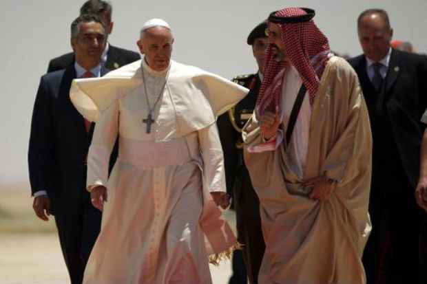 © AFP Papa Francisco é recebido por autoridades religiosas em Amã, na Jordânia, no dia 24 de maio de 2014 / © AFP PATRICK BAZ (© AFP Papa Francisco é recebido por autoridades religiosas em Amã, na Jordânia, no dia 24 de maio de 2014 / © AFP PATRICK BAZ)