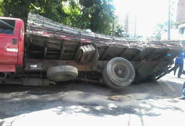 Testemunhas contaram que o acidente aconteceu depois que parte do asfalto da pista cedeu. Foto: Angélica Vicente de Barros/ Reprodução/ WhatsApp