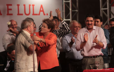 Lula homenageou Dilma com uma flor branca em resposta às vaias que presidente levou na estreia da Copa do Mundo. Foto: RobertoRamos/DP/D.A Press