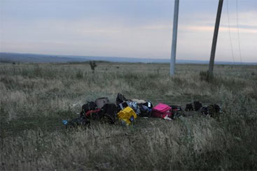 Bagagens que estavam no avião da Malaysia Airlines supostamente abatido na Ucrânia. Foto: Dominique Faget/AFP