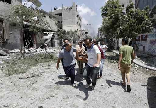 Palestinos evacuam vítima. Foto: AFP