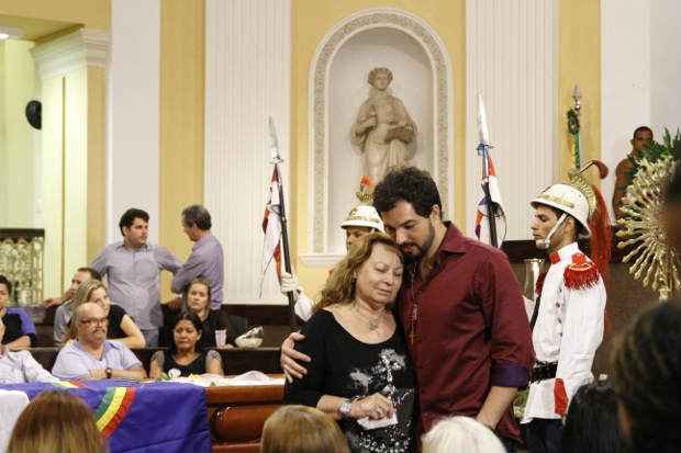 Celeide e o filho, Roberto, durante o velório do Rei, na Assembleia Legislativa, em 20 de dezembro. Foto: Teresa Maia/DP/D.A Press