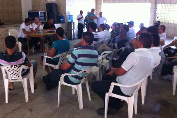 Motoristas e cobradores reunidos na garagem do sindicato em Santo Amaro. Foto: Paulo Trigueiro/DP/D.A.Press