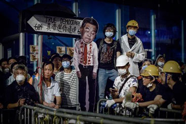 Manifestantes exibem um boneco de Leung Chun-Ying no distrito de Mongkok. Foto: Philippe Lopez/AFP Photo 