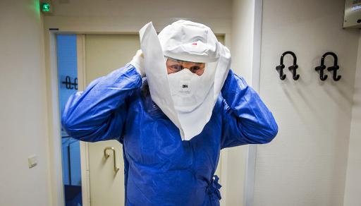 A pessoa que trabalha para a ONU que foi internada na França depois de contrair o vírus Ebola em Serra Leoa é um 
