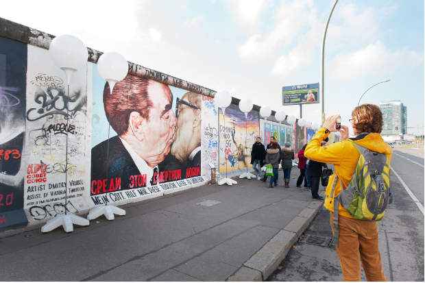 Pessoas visitam parte do Muro de Berlim que ainda está de pé. Foto: Hamish Appleby/Fotos Públicas (Pessoas visitam parte do Muro de Berlim que ainda está de pé. Foto: Hamish Appleby/Fotos Públicas)