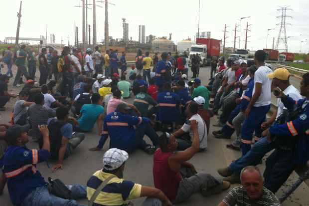 Trabalhadores se sentaram no meio da pista para impedir a passagem de veículos. Foto: Augusto Freitas/DP/D.A.Press