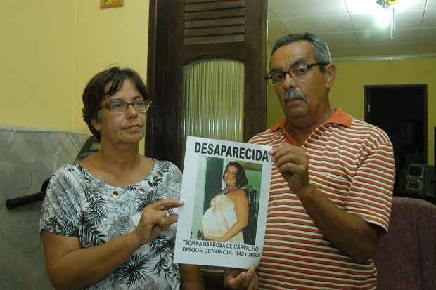Pais de Taciana com cartaz distribuído para a população em busca de informações sobre a corretora após o desaparecimento. Foto: Edvaldo Rodrigues/DP/D.A Press