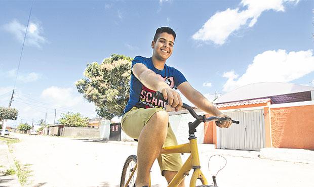 Douglas Caetano, 15, chegou a pesar 106 kg. Com dieta e exercícios, ele conseguiu baixar para 87 kg. Foto: Alcione Ferreira/DP/D.A Press