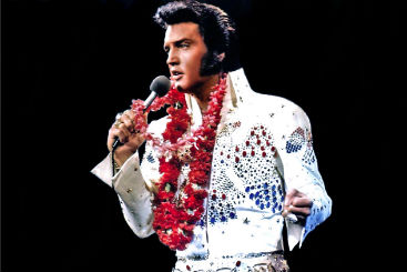 Elvis durante uma das apresentações em Las Vegas. Crédito: YouTube/Reprodução