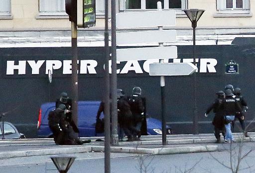 Membros da polícia francesa são vistos em frente à loja de produtos judaicos. Foto: AFP/THOMAS SAMSON 